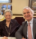 Foto de Pepita Bernat, en el umbral de los 106 años, desvela el secreto de su juventud al doctor Manuel de la Peña