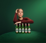 Foto de Georgina Rodríguez lleva su poder de estrella a la nueva y audaz campaña de Holsten en Arabia Saudí