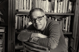 El periodista Matías Iturbides presenta su primera novela: ‘El tejado de enfrente’