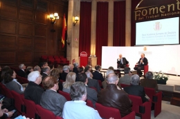 Xabier Añoveros, vicepresidente de la RAED, presenta  su primera novela "La noria del siglo XXI"