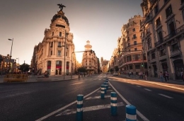 Balizamiento e hitos: su importancia en seguridad vial por Parking Fácil