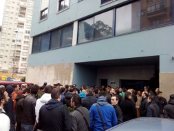 Decenas de trabajadores de Citroën Vigo se quedan fuera de la asamblea del sindicato independiente