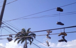 El hecho de colgar zapatos en los cables de electricidad