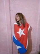 Condenan a tres años a opositora por vestirse con bandera cubana