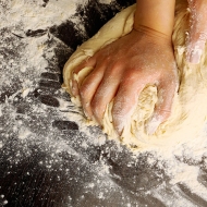         ¡Mete las manos en la pasta!