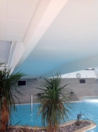 Los techos ROCKFON ofrecen diseño y luminosidad a la Piscina del complejo ARTS ET VIE, Francia