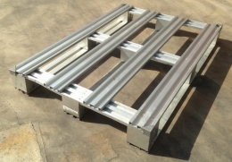 Palets de aluminio seminuevos con el 64% de descuento.