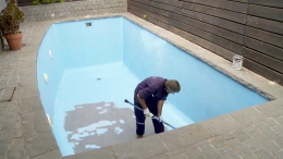 Cómo reparar y pintar una piscina