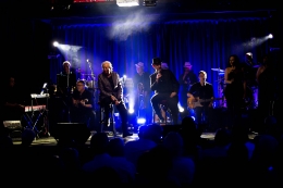Sesión histórica con el concierto homenaje a Joan Manuel Serrat celebrado en el mismo espacio donde debutó hace 60 años