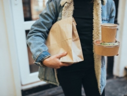 Más del 50% de los hosteleros apuesta ya por envases sostenibles, con el cartón como protagonista