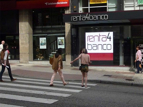 Renta4Banco apuesta por el digital signage de gran formato con pantallas LED para escaparate de Rotuloselectronicos.NET