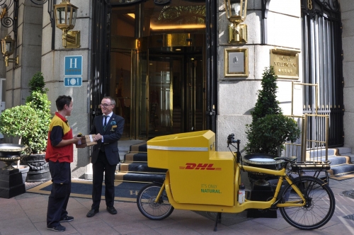 DHL realiza entregas ecológicas en el centro de Madrid mediante una bicicleta eléctrica