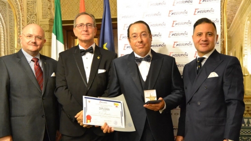 El abogado Carlos Sánchez López recibe la Estrella de Oro a la excelencia profesional por su trayectoria