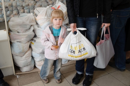 El Centro Humanitario Rinat Akhmetov reparte más de 4 millones de paquetes de ayuda en Ucrania