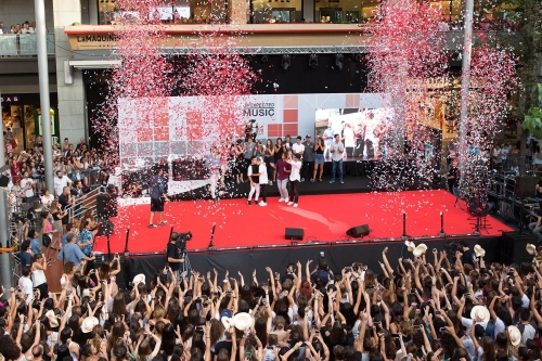 Gemeliers y Dulceida apoyan a jóvenes talentos musicales en La Maquinista