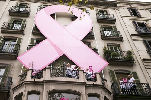 Día contra el Cáncer de Mama: Lazo rosa colosal en Paseo de Gracia de Barcelona