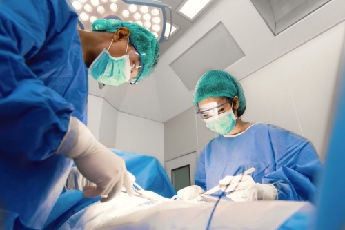 El doctor Fabrizio Moscatiello presenta sus servicios de cirugía de reasignación de sexo y mastectomía