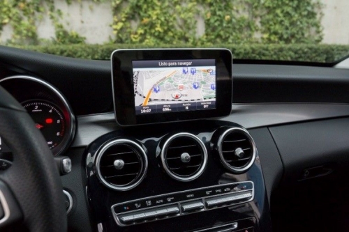 El GPS, los mandos al volante y cámara de aparcamiento, extras de coche imprescindibles para los españoles
