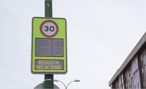 El Ayuntamiento de Burgos instala 12 radares preventivos conectados para gestionar el tráfico 