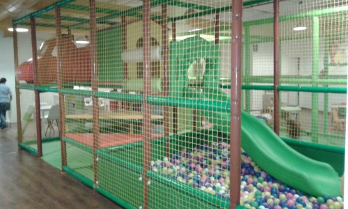 Parques infantiles de interior y piscinas de bolas