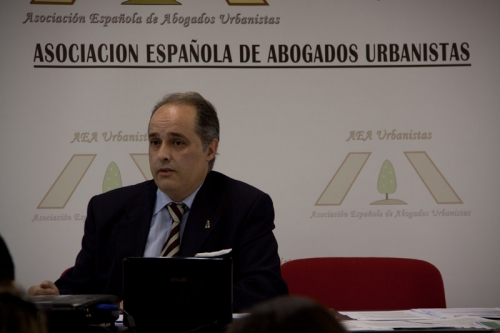  La Asociación Española de Abogados Urbanistas asesora  y defiende en los Tribunales a empresas y particulares.