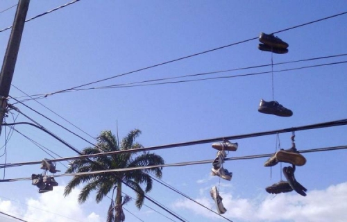 El hecho de colgar zapatos en los cables de electricidad