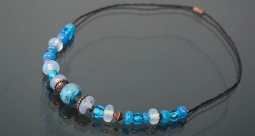 Para un estilo casual opta por accesorios de bisutería hechos de abalorios de cristal, cabujones y cuero