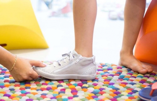 Cómo elegir zapatos infantiles para cuidar los pies de los pequeños