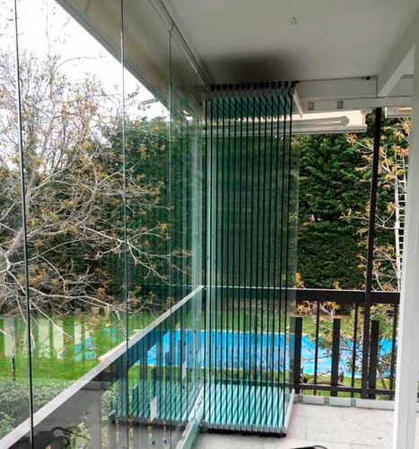 Las cortinas de cristal se hacen un hueco entre comercios y particulares