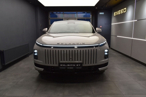 The first buyers of EXLANTIX ET will get a universal charging station