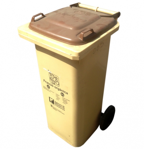 Práctico cubo de basura de 120 litros, en descuento al estar usado