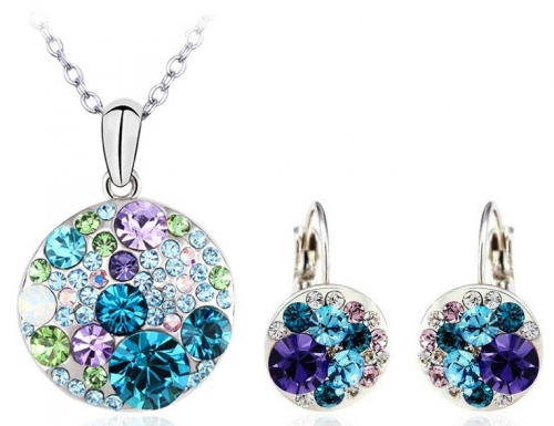 Conjunto de colgante y pendientes con cristales swarovski