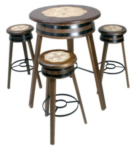 Estos originales taburetes y mesa artesanal le darán un toque auténtico a tu terraza