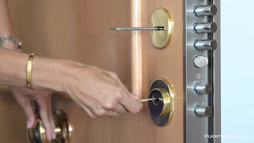 Qué diferencia hay entre una puerta blindada y una puerta acorazada
