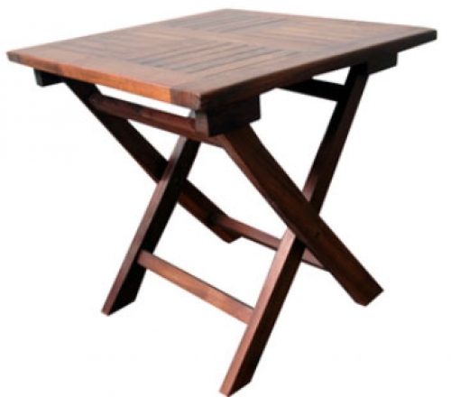 Mesa de madera teka oscura en liquidación por fin de temporada