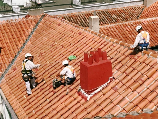 La importancia de impermeabilizar el tejado para la instalación segura de placas solares, por Tejados Gijón