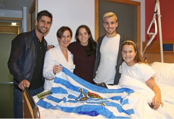 Los jugadores de la Real Sociedad reparten ilusión y regalos en su visita a Policlínica Gipuzkoa