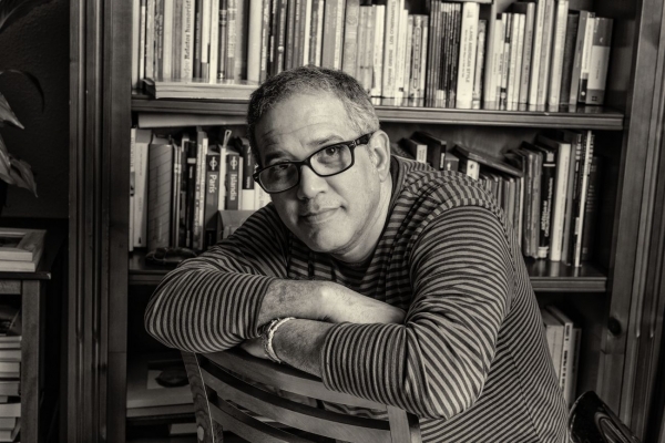 El periodista Matías Iturbides presenta su primera novela: ‘El tejado de enfrente’