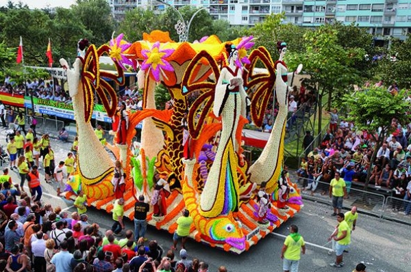 Batalla de Flores: Laredo se llena de color con sus carrozas de flores