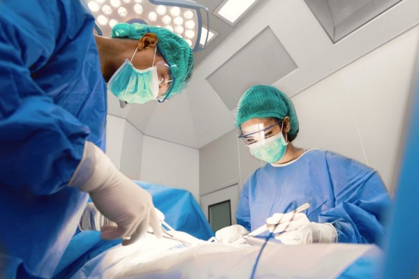 El doctor Fabrizio Moscatiello presenta sus servicios de cirugía de reasignación de sexo y mastectomía