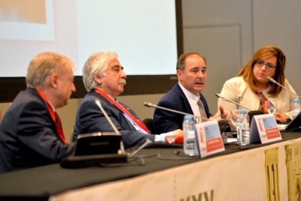 Más de 400 personas asistieron al XXV Simposio Médico-Social para reivindicar acceso a las nuevas terapias