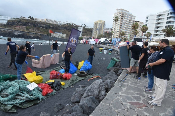 Loro Parque Fundación celebra el Día Mundial de los Océanos con una gran limpieza de plástico y una suelta de tortugas