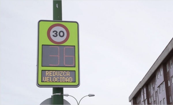 El Ayuntamiento de Burgos instala 12 radares preventivos conectados para gestionar el tráfico 