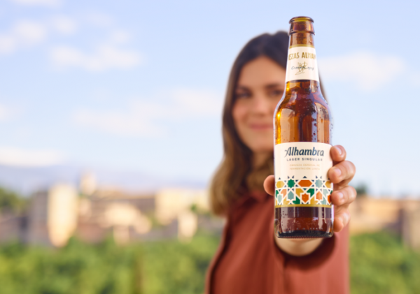 Elvira Sastre y Juan Ramón Jiménez, unidos en la campaña de Alhambra Lager Singular