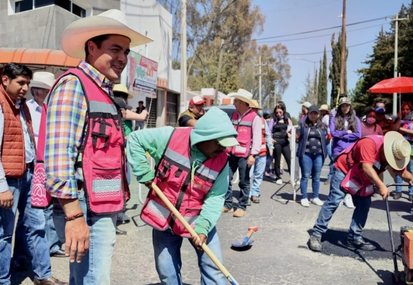 Alcalde de Almoloya de Juárez da banderazo de inicio al Programa de Bacheo 2023
