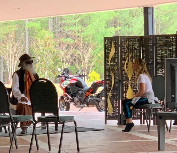 Sadhguru Fundador del Movimiento Planeta Consciente se reunió con la Empresaria Colombiana Kathe Loaiza