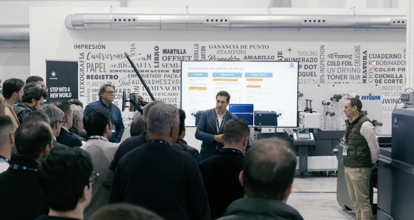 Konica Minolta presenta la innovadora impresora digital de etiquetas AccurioLabel 400 en Impryma 