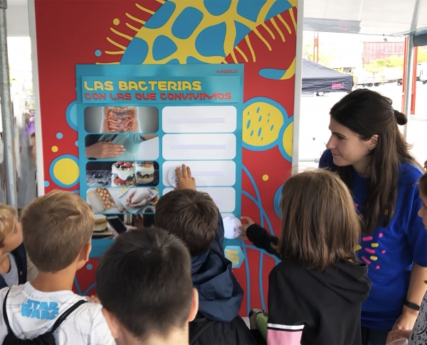 El Curiosity Cube® de Merck despierta el interés por la ciencia en más de 1300 estudiantes de Madrid