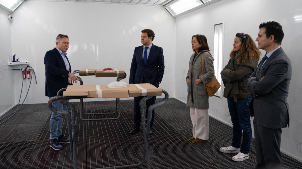 El alcalde de Las Rozas visita las instalaciones de RIC Madrid, el taller más sostenible de España