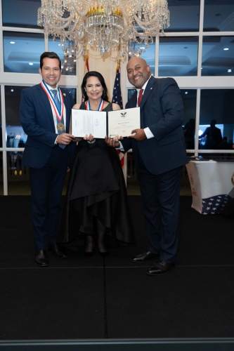 Roselin Cabrales, recibe Medalla de Oro en la Gala PVSA 2025, que exalta el liderazgo hispano en Miami